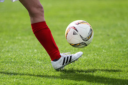 Fuß kickt Fußball