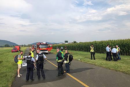 Rettungskräfte am Maisfeld nach dem Flugzeugabsturz in Porta Westfalica