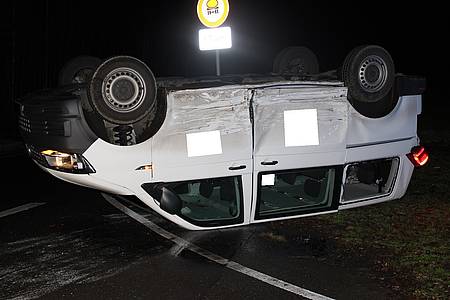 VW-Bus bleibt nach Unfall in Rahden auf dem Dach liegen