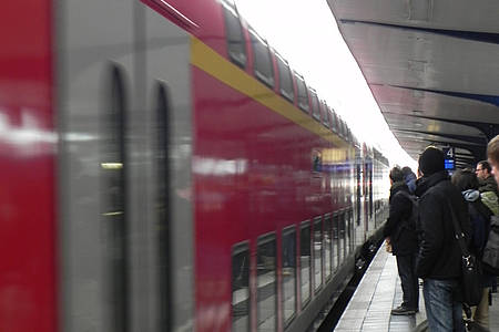 Regionalbahn der Deutschen Bahn im Bahnhof