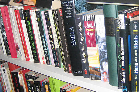 Bücherregal in Bücherei