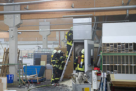 Feuerwehrmänner in der Firma Rodenberg