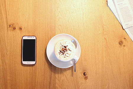 Smartphone und Kaffeetasse