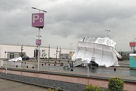 Ein umgewehtes weißes Zelt des Testzentrums liegt auf dem Parkplatz des Werre Parks Bad Oeynhausen