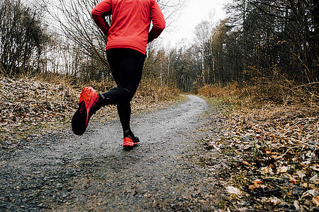 Jogger auf Waldweg