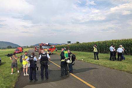 Rettungskräfte am Maisfeld nach dem Flugzeugabsturz in Porta Westfalica