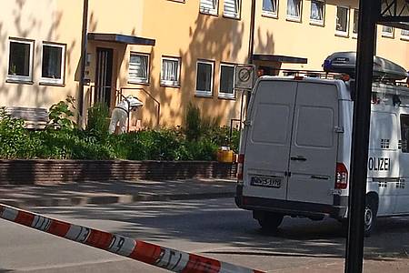 Polizeibulli vor Wohnhaus