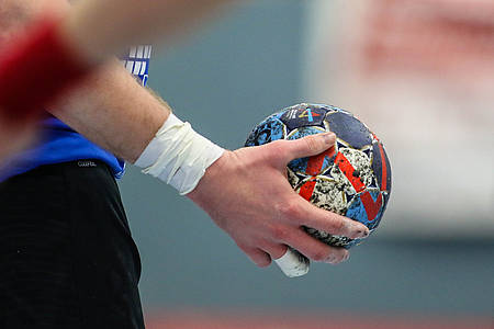 Handballer mit Handball in der Hand