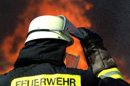 Feuerwehrmann vor Flammen