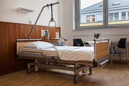 Krankenhausbett mit Stühlen drumherum